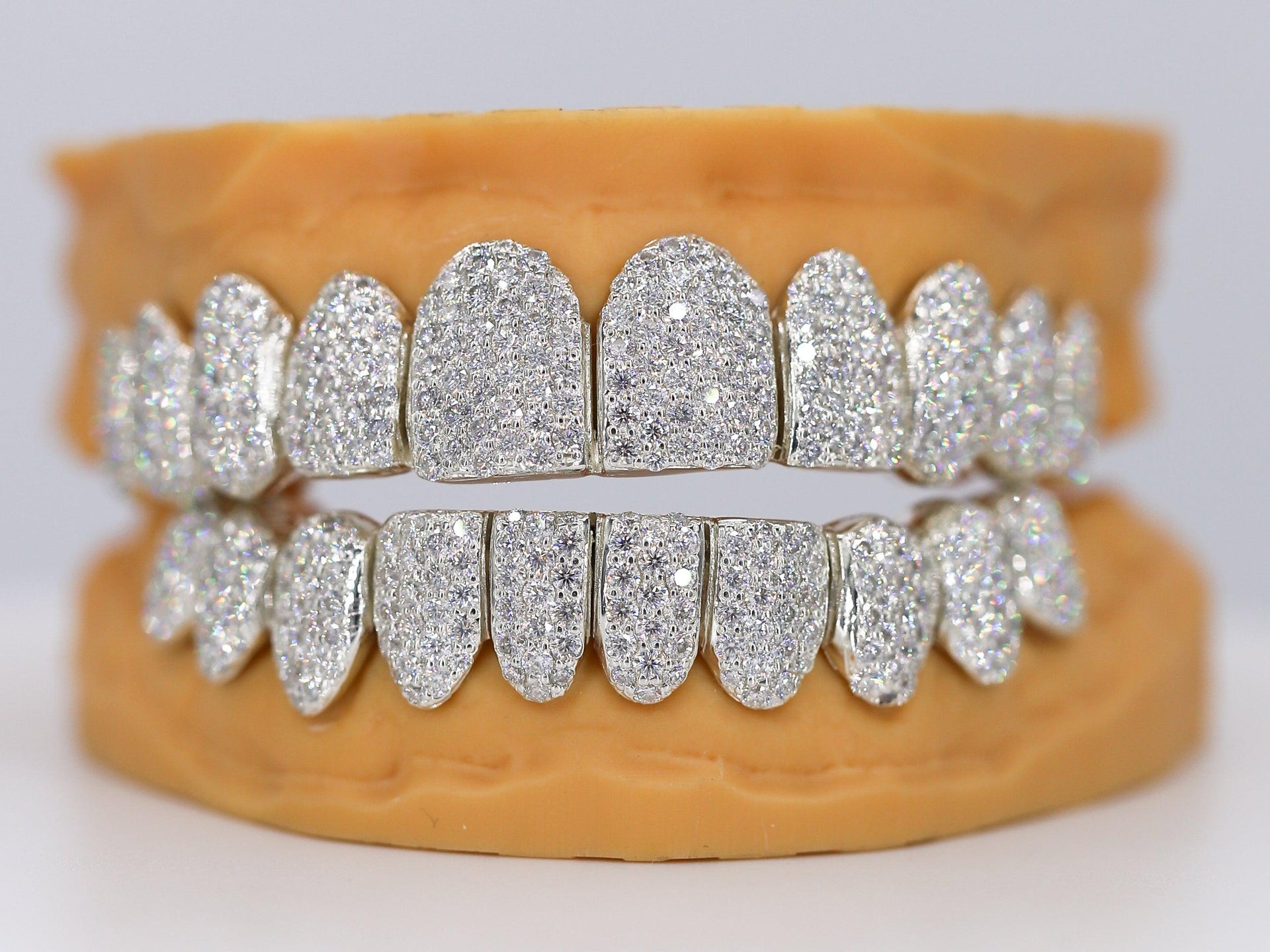 16 Sunstone Long Teeth Beads - IGM
